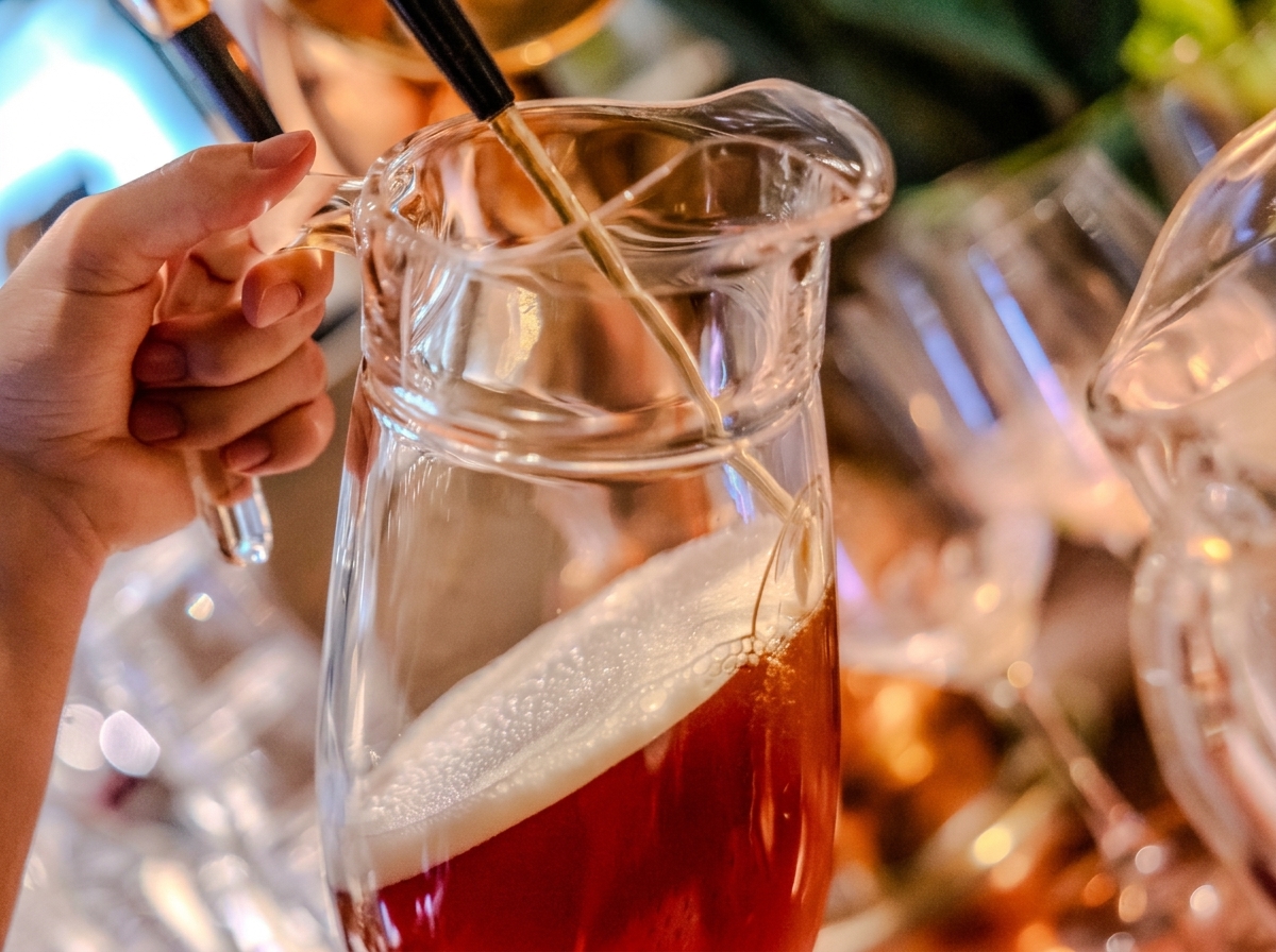 Una caraffa di birra ambrata da versare insieme